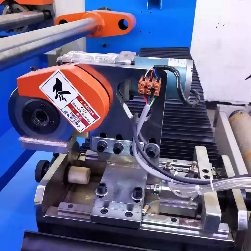 Máy cắt lõi giấy tốc độc cao