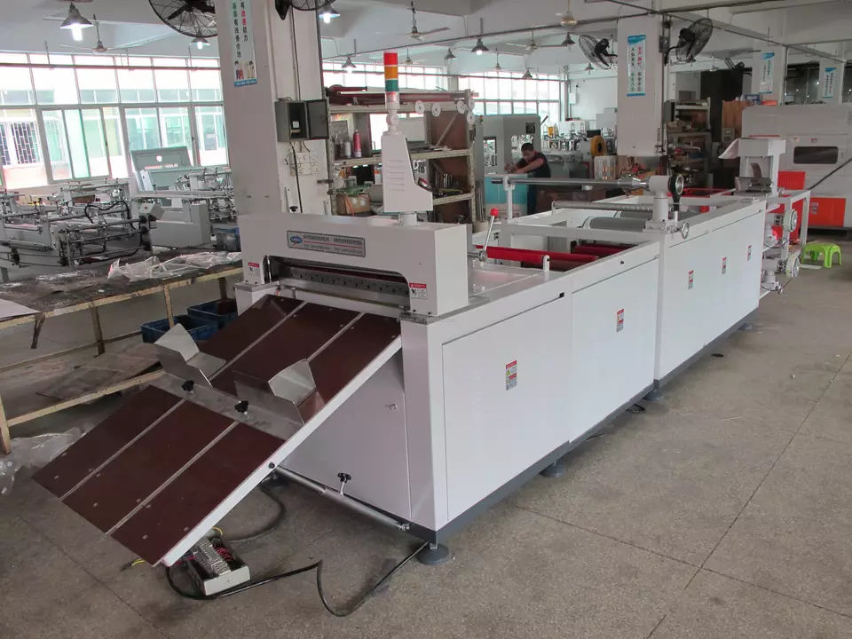 Máy cắt, làm phẳng, cấp liệu PVC/PET tự động cho cho nhà máy